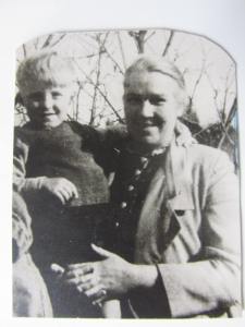 Papa (?) mit seiner Mutter (?), Photo aus seiner Brieftasche.